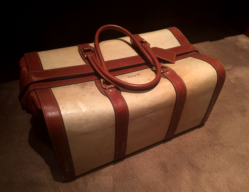 Valigia in cuoio e pergamena Suitcase in parchment and leather